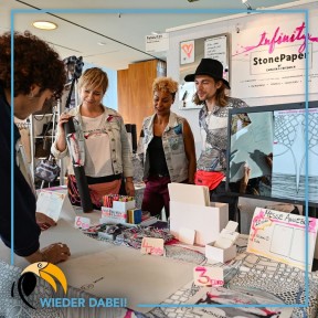 Vorführung am Stand von Stone Paper