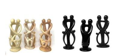 Figuren aus Stein in beige und schwarz. 